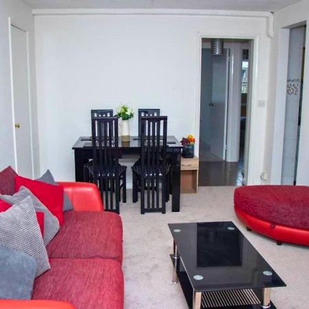 Apartmán 2-Bed Sleeps 4 Comfy For Contractors With Free Parking In Crawley Near Gatwick Manor Royal Refurbished Exteriér fotografie
