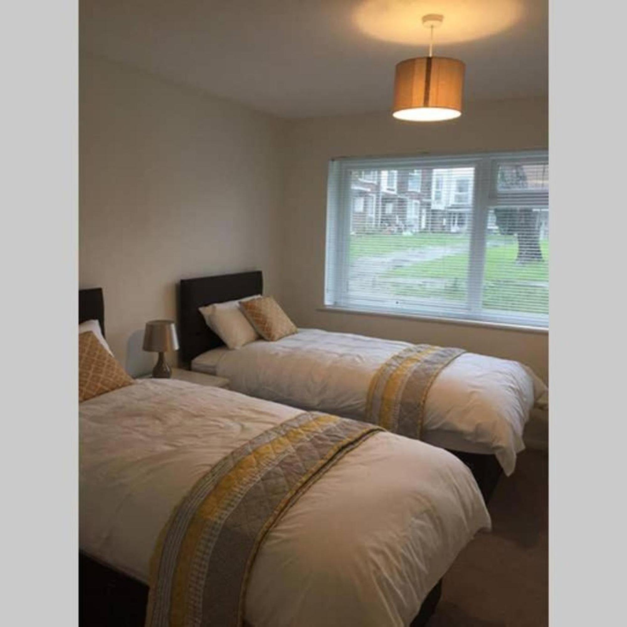 Apartmán 2-Bed Sleeps 4 Comfy For Contractors With Free Parking In Crawley Near Gatwick Manor Royal Refurbished Exteriér fotografie