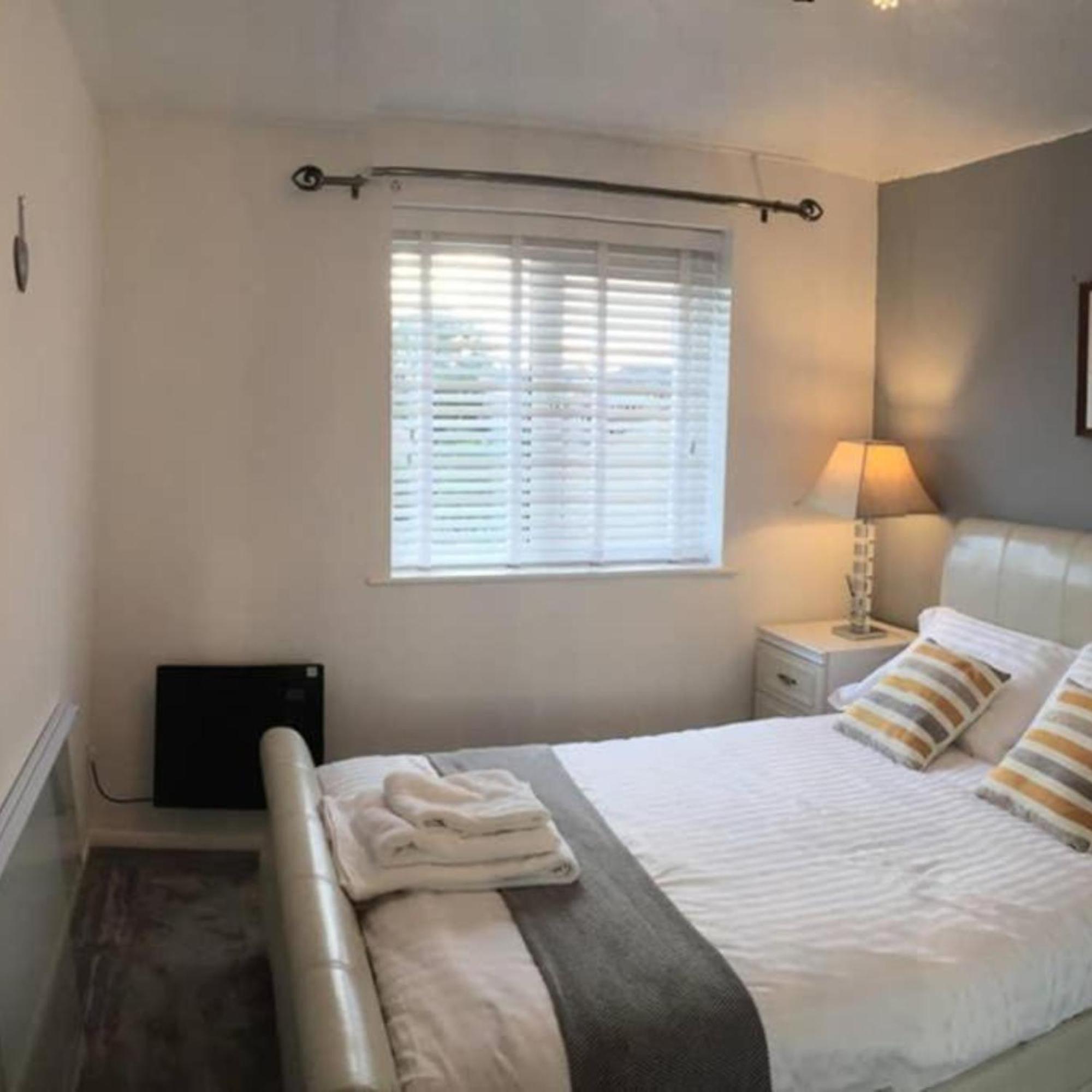 Apartmán 2-Bed Sleeps 4 Comfy For Contractors With Free Parking In Crawley Near Gatwick Manor Royal Refurbished Exteriér fotografie