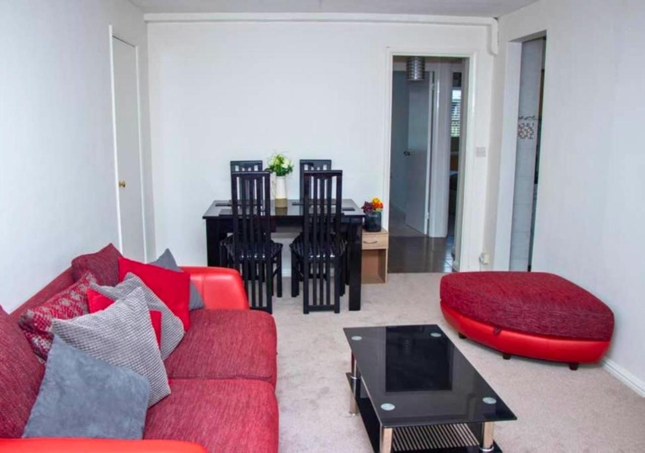 Apartmán 2-Bed Sleeps 4 Comfy For Contractors With Free Parking In Crawley Near Gatwick Manor Royal Refurbished Exteriér fotografie