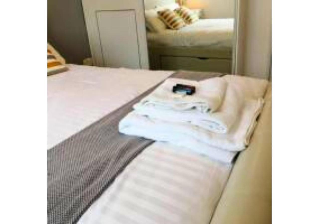 Apartmán 2-Bed Sleeps 4 Comfy For Contractors With Free Parking In Crawley Near Gatwick Manor Royal Refurbished Exteriér fotografie