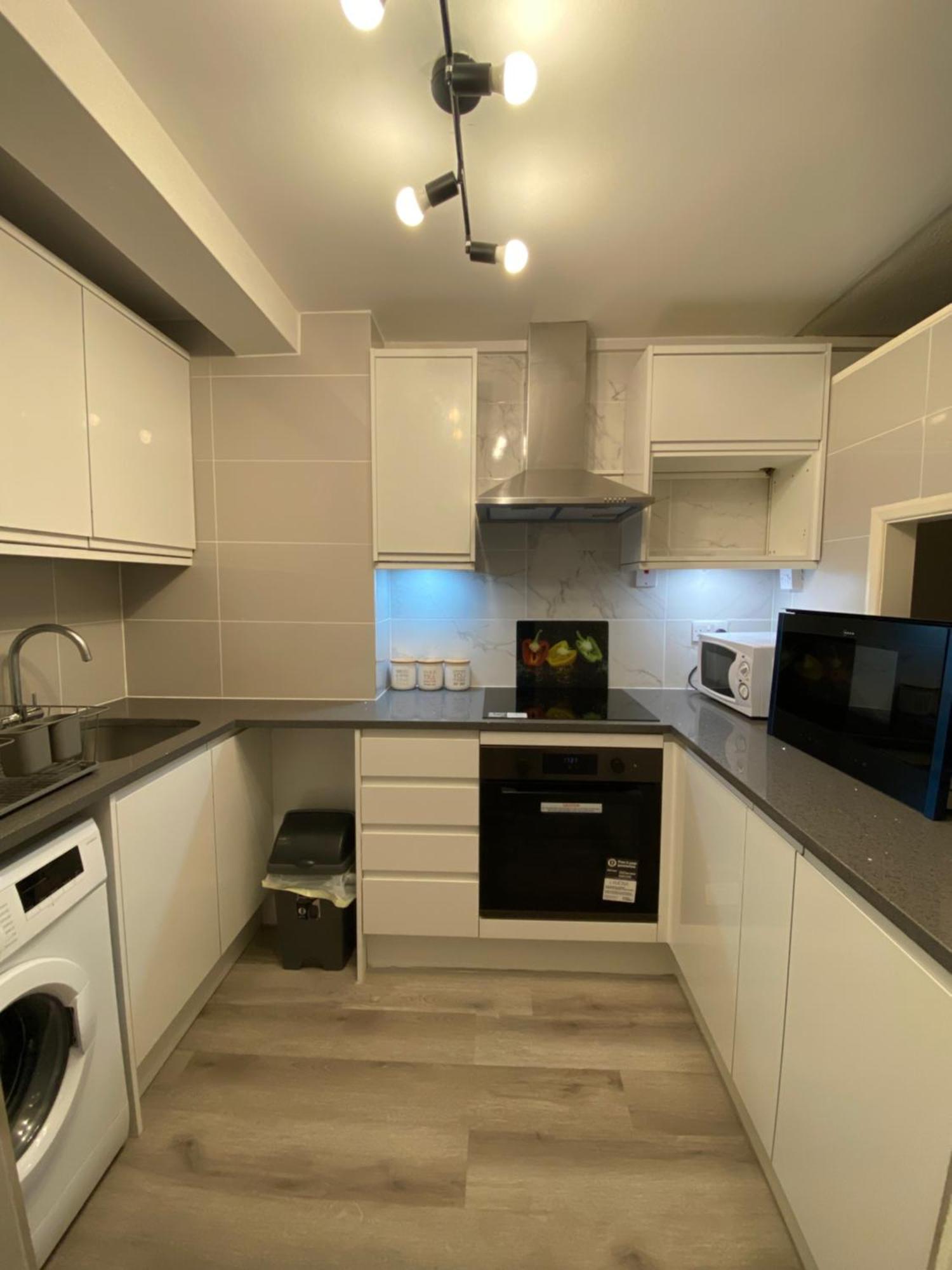 Apartmán 2-Bed Sleeps 4 Comfy For Contractors With Free Parking In Crawley Near Gatwick Manor Royal Refurbished Exteriér fotografie
