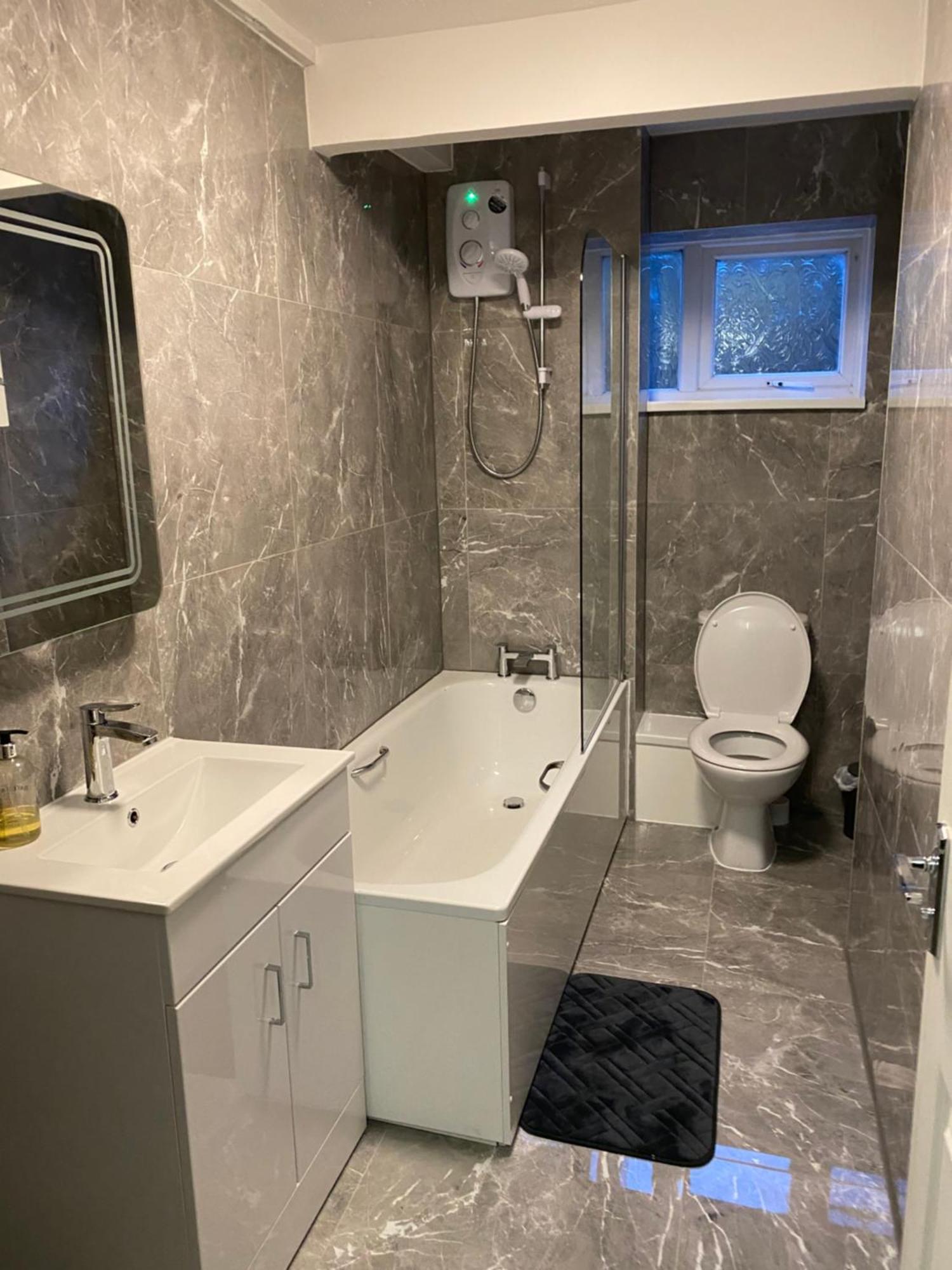 Apartmán 2-Bed Sleeps 4 Comfy For Contractors With Free Parking In Crawley Near Gatwick Manor Royal Refurbished Exteriér fotografie