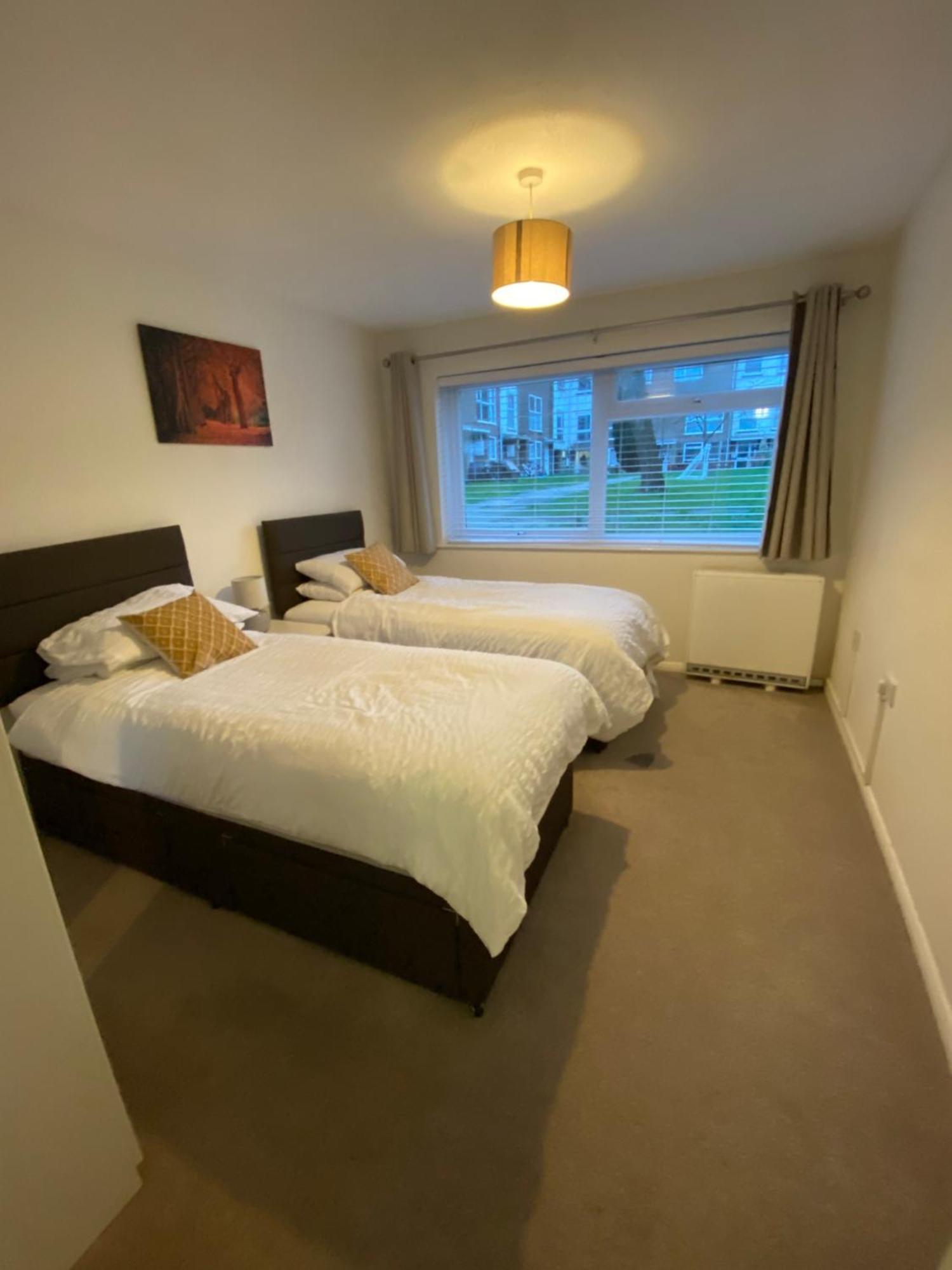 Apartmán 2-Bed Sleeps 4 Comfy For Contractors With Free Parking In Crawley Near Gatwick Manor Royal Refurbished Exteriér fotografie