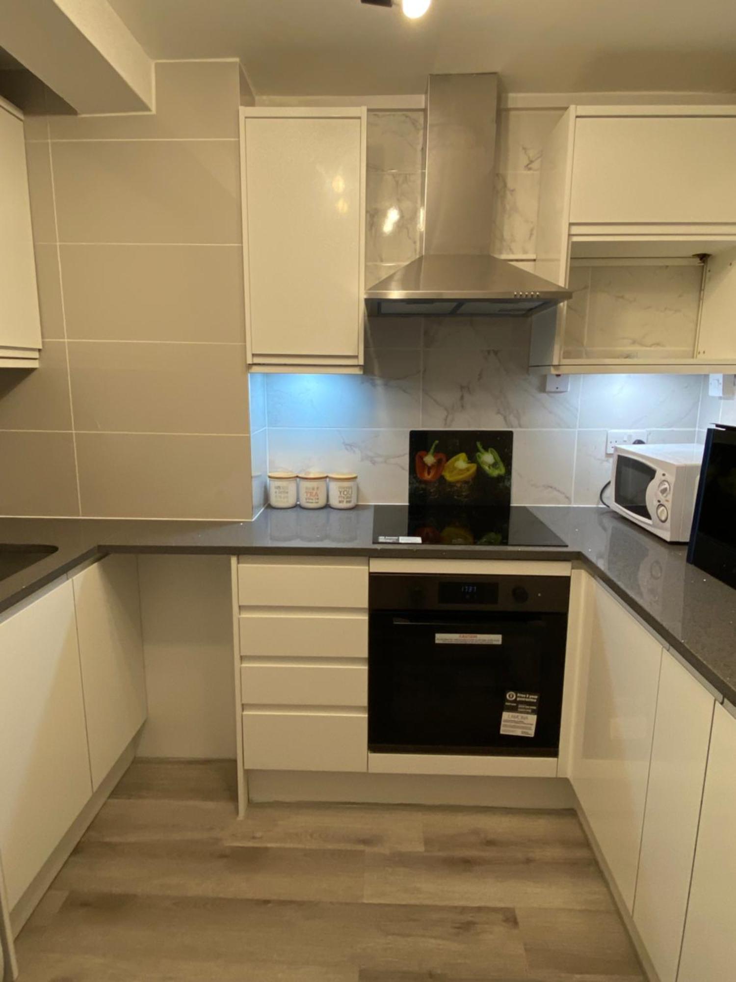 Apartmán 2-Bed Sleeps 4 Comfy For Contractors With Free Parking In Crawley Near Gatwick Manor Royal Refurbished Exteriér fotografie