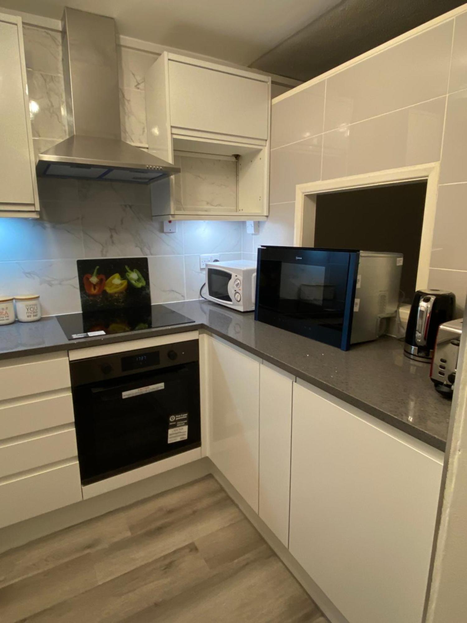Apartmán 2-Bed Sleeps 4 Comfy For Contractors With Free Parking In Crawley Near Gatwick Manor Royal Refurbished Exteriér fotografie