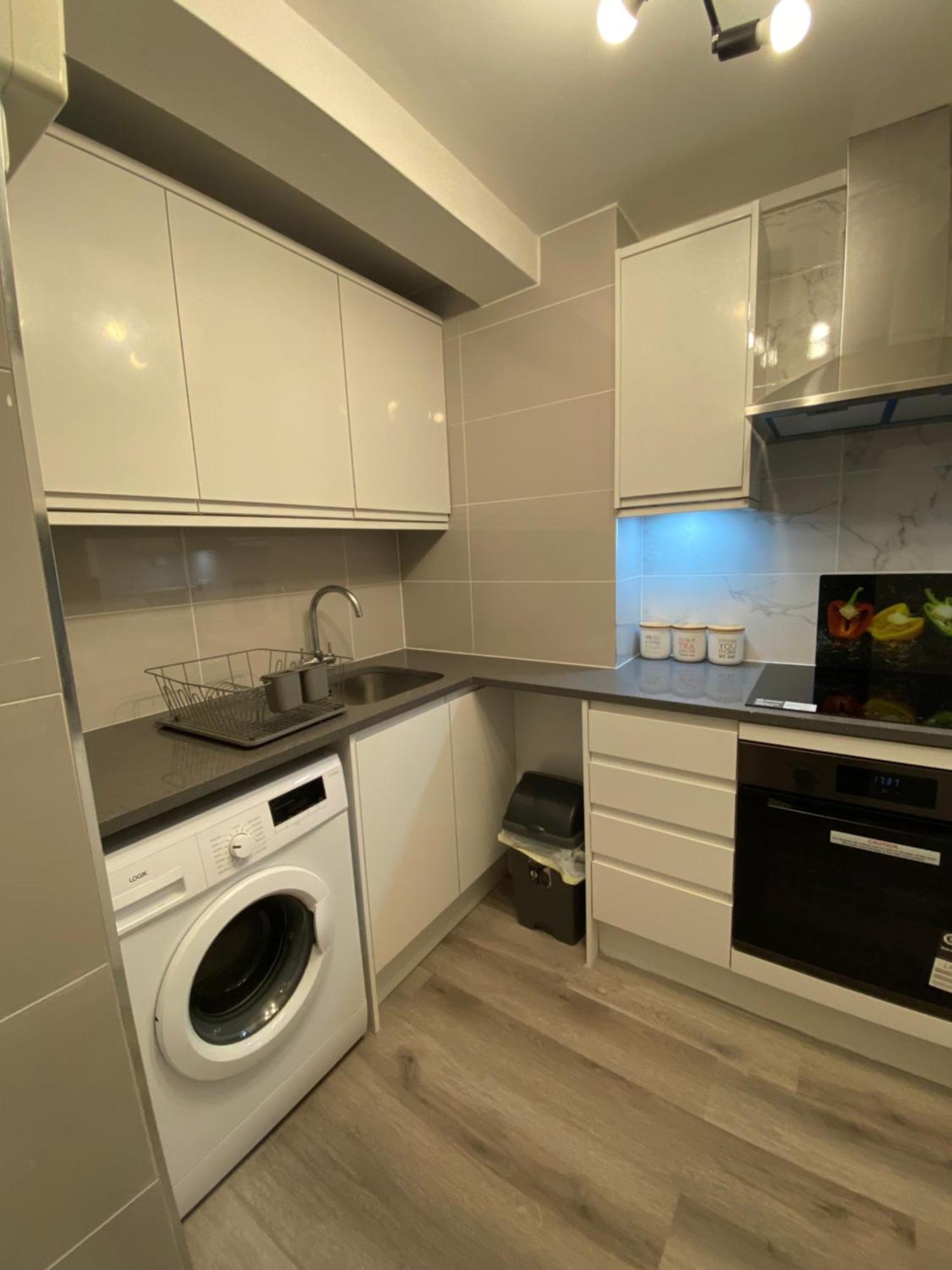 Apartmán 2-Bed Sleeps 4 Comfy For Contractors With Free Parking In Crawley Near Gatwick Manor Royal Refurbished Exteriér fotografie
