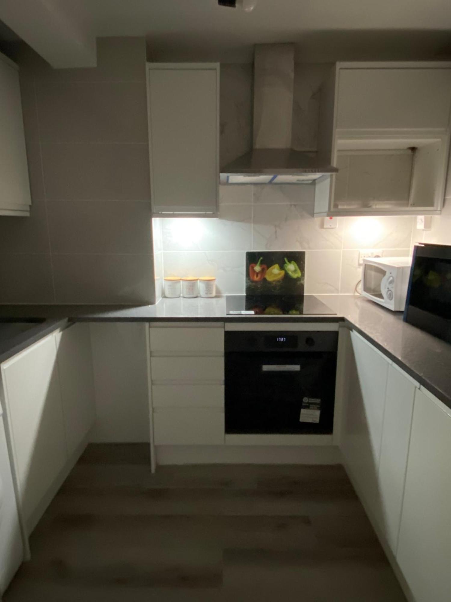 Apartmán 2-Bed Sleeps 4 Comfy For Contractors With Free Parking In Crawley Near Gatwick Manor Royal Refurbished Exteriér fotografie